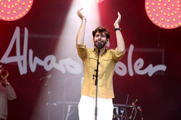 Alvaro Soler live beim Vor Deiner Tür Open Air im Cruise Center Steinwerder. Hamburg, 17.08.2021