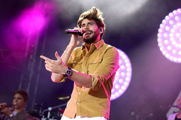 Alvaro Soler live beim Vor Deiner Tür Open Air im Cruise Center Steinwerder. Hamburg, 17.08.2021