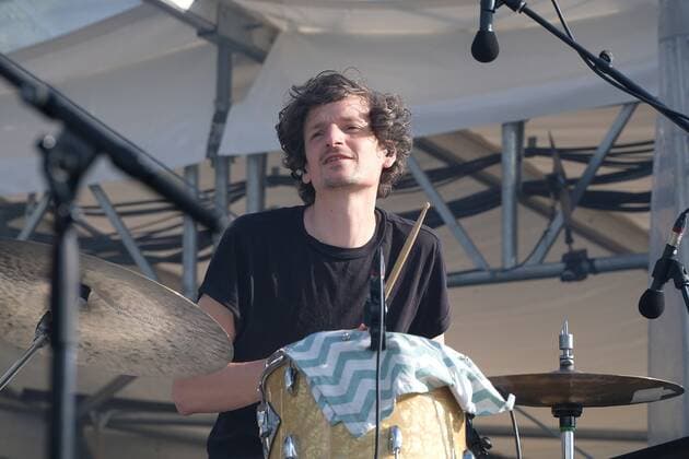 10.08.2021 xkhx Kassel, Kulturzelt im Freien Konzert Sängerin LUISA mit Lasse Weinbrandt (Drums) und Max Quenty (Bass)