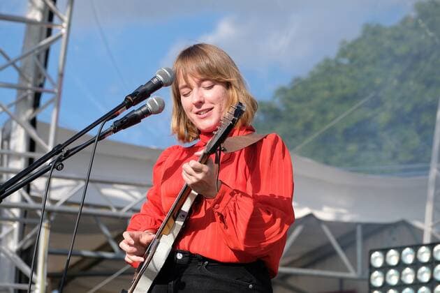 10.08.2021 xkhx Kassel, Kulturzelt im Freien Konzert Sängerin LUISA mit Lasse Weinbrandt (Drums) und Max Quenty (Bass)
