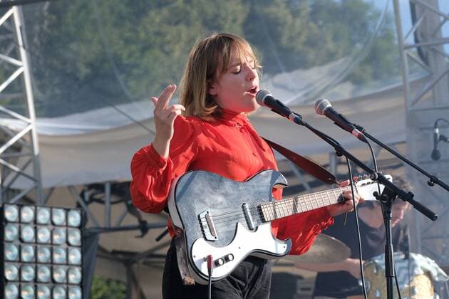 10.08.2021 xkhx Kassel, Kulturzelt im Freien Konzert Sängerin LUISA mit Lasse Weinbrandt (Drums) und Max Quenty (Bass)