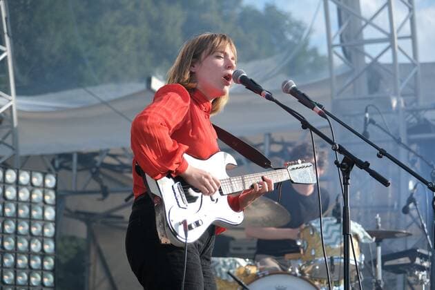 10.08.2021 xkhx Kassel, Kulturzelt im Freien Konzert Sängerin LUISA mit Lasse Weinbrandt (Drums) und Max Quenty (Bass)