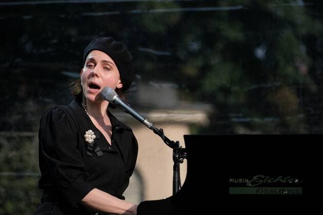12.08.2021 xkhx Kassel, Kulturzelt im Freien Konzert Anna Depenbusch Liedermacherin