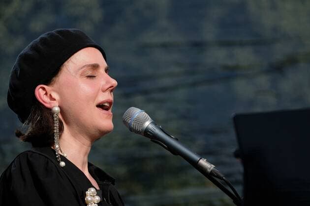 12.08.2021 xkhx Kassel, Kulturzelt im Freien Konzert Anna Depenbusch Liedermacherin
