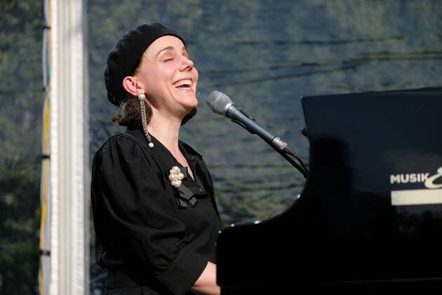 12.08.2021 xkhx Kassel, Kulturzelt im Freien Konzert Anna Depenbusch Liedermacherin