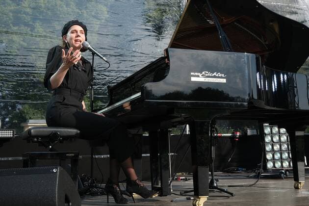 12.08.2021 xkhx Kassel, Kulturzelt im Freien Konzert Anna Depenbusch Liedermacherin