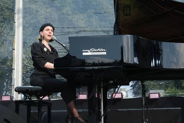 12.08.2021 xkhx Kassel, Kulturzelt im Freien Konzert Anna Depenbusch Liedermacherin