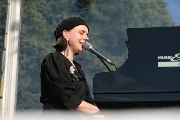 12.08.2021 xkhx Kassel, Kulturzelt im Freien Konzert Anna Depenbusch Liedermacherin