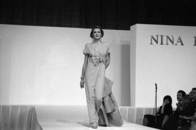 Nina Ricci fashion show in Moscow 6623447 01.11.1989 Nina Ricci presents its 1989 fall winter collection at a fashion show in Moscow. An evening gown. Alexander Makarov Moscow Russia  Copyright: xAlexanderxMakarovx