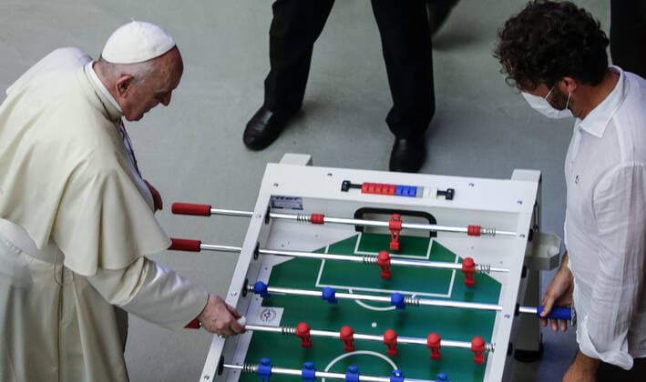 Vatikan, Papst Franziskus spielt Tischfussball bei Generalaudienz Vatikan, Papst Franziskus bei Generalaudienz August 18, 2021 - Vatican City (Holy See) POPE FRANCIS during the wednesday general audience at the Vatican EvandroInetti via ZUMA Wire Vatican City State - ZUMAi15_ 20210818_zaf_i15_014 Copyright: xEvandroxInettix