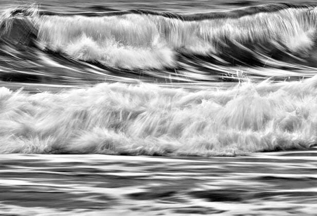 IMAGO Creative: Ruhe im Chaos Sunset seascape with slow speed and sweep in monochrome CesarLlaneza_Coast_19.jpg Copyright: xCesarxLlanezax Model Released