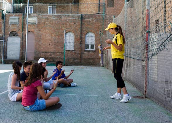 IMAGO Creative: Lokalhelden - Jugendsportbildung Coach and kids concentrating toghether RF, Ingolf Hatz, 21 12 2010, Copyright: xIngolfxHatzx talking,teaching,exercising,physical training,recreation,meditating,listening,full length,side view,three quarter length,childhood,preparation,fitness,fun,healthy lifestyle,togetherness,happiness,mid adult,35 to 39 years,pre-adolescent child,teenager,13 to 15 years,girl,woman,boy,group of people,medium group of people,teacher,sports coach,city,outdoors,urban,playground,day,crossed legs,sitting,smiling,standing,leisure,sport,10 to 12 years,coaching,gesture,coach,both male and female,training,Talking,Gesturing,Meditating,Crossed Legs,Sitting,Standing,Teaching,Hearing,Listening,Mid Adult,35-39 Years,Pre-Adolescent Child,Teenager,Female,Women,Gi Ref:23inh0001rf