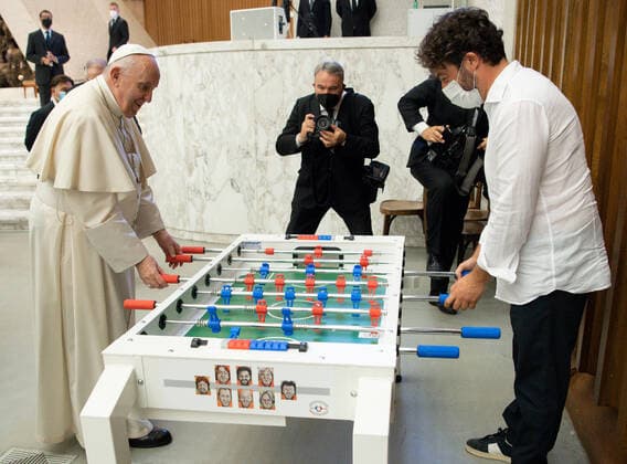 August 18 , 2021 : Pope Francis plays foosball with a member of the faithful at the end of the Wednesday general audience in the Paul VI Hall at the Vatican.  Copyright: x VATICANxMEDIAx CPPx xIPAx x CatholicxPressxPhotox