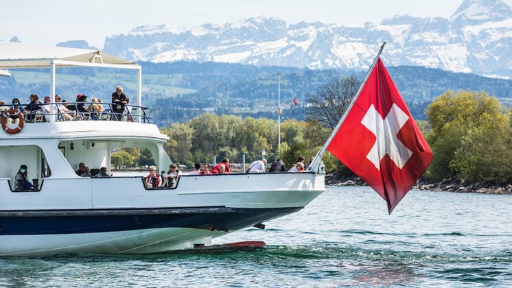 Romanshorn, Schweiz - 9. Mai 2021: Die 85jährige MS Zürich fährt aus dem Hafen Romanshorn im Schweizer Kanton Thurgau ein.