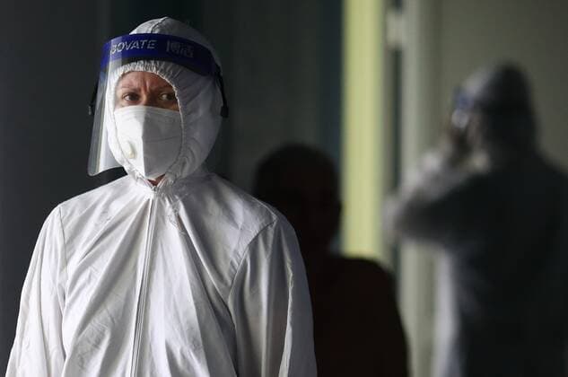Russia Coronavirus Treatment 6626997 18.08.2021 Medical staff members wearing protective gear work at the infectious diseases department of the City Clinical Emergency Hospital No 15, which treats coronavirus disease patients, in Volgograd, Russia. Kirill Braga Sputnik Volgograd Russia  Copyright: xKirillxBragax