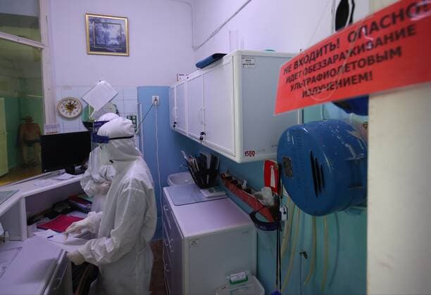 Russia Coronavirus Treatment 6626998 18.08.2021 Medical staff members wearing protective gear work at the infectious diseases department of the City Clinical Emergency Hospital No 15, which treats coronavirus disease patients, in Volgograd, Russia. Kirill Braga Sputnik Volgograd Russia  Copyright: xKirillxBragax