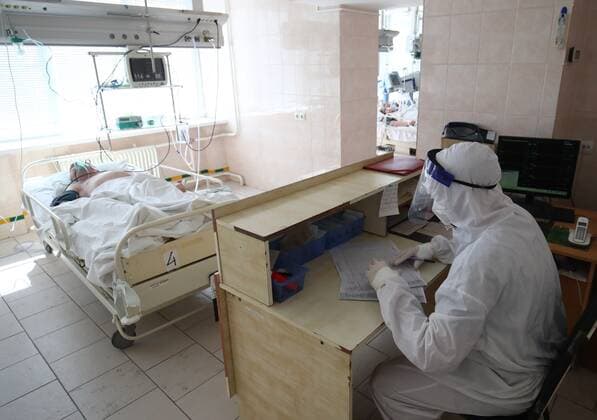 News Bilder des Tages Russia Coronavirus Treatment 6627009 18.08.2021 A medical staff member wearing protective gear works at the infectious diseases department of the City Clinical Emergency Hospital No 15, which treats coronavirus disease patients, in Volgograd, Russia. Kirill Braga Sputnik Volgograd Russia  Copyright: xKirillxBragax