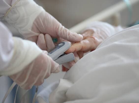 Russia Coronavirus Treatment 6627015 18.08.2021 A pulse oximeter is placed on the hand of a patient who is suffering from the coronavirus disease at the infectious diseases department of the City Clinical Emergency Hospital No 15 in Volgograd, Russia. Kirill Braga Sputnik Volgograd Russia  Copyright: xKirillxBragax
