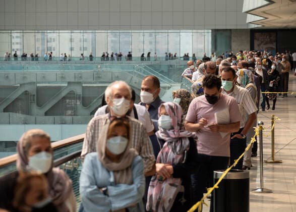 News Bilder des Tages General COVID-19 Vaccination In Tehran Iranian people line-up as they wait to receive a dose of a new coronavirus disease vaccine during the mass general COVID-19 vaccination in the Iran Grand Bazaar, Iran Mall, in western Tehran, August 17, 2021. Tehran Tehran Iran nikoubazl-generalc210817_np0tL  Copyright: xMortezaxNikoubazlx