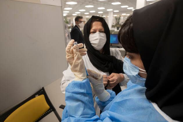 General COVID-19 Vaccination In Tehran An Iranian woman looks on as a health personnel loads a syringe with China s Sinopharm new coronavirus disease (COVID-19) vaccine during the mass general COVID-19 vaccination in the Iran Grand Bazaar, Iran Mall, in western Tehran, August 17, 2021. Tehran Tehran Iran nikoubazl-generalc210817_npwJN  Copyright: xMortezaxNikoubazlx