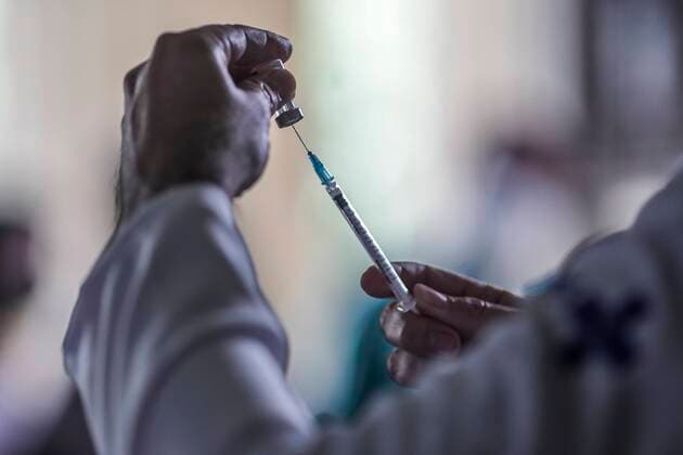 Health personnel prepare a dose of the covid-19 vaccine during a vaccination day, today, at the Tiradentes Palace, former headquarters of the Legislative Assembly, in Rio de Janeiro, Brazil, 18 August 2021. Brazil once again registered more than 1,000 deaths in a single day associated with the coronavirus, but it maintains the slowdown of the pandemic evidenced in recent weeks with the lowest averages of the year, while the vaccination of the population advances, according to the figures released by the Ministry of Health. EFE Andre Coelho Vaccination advances in Brazil, which exceeds 570,000 deaths associated with coronavirus !ACHTUNG: NUR REDAKTIONELLE NUTZUNG!  Copyright: xANDRExCOELHOx AME9496 20210818-522a561d0243125c8b3402872161acd9c05b56f2