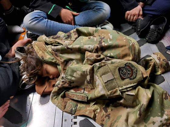 Bilder des Jahres 2021, News 08 August Afghanistan, US-Armee kümmert sich um Kinder am Flughafen in Kabul News Bilder des Tages August 18, 2021, Kabul, Afghanistan: An Afghan child sleeps on the cargo floor of a U.S. Air Force C-17 Globemaster III, kept warm by the uniform of a United States Air Force member during an evacuation flight from Kabul, Afghanistan. Evacuations from Kabul s Hamid Karzai International Airport continued as foreigners and Afghans scrambled to get out of the country now under control of the Taliban. Kabul Afghanistan - ZUMA7-41 20210818_int_z03_010 Copyright: xMarkxLawsonx