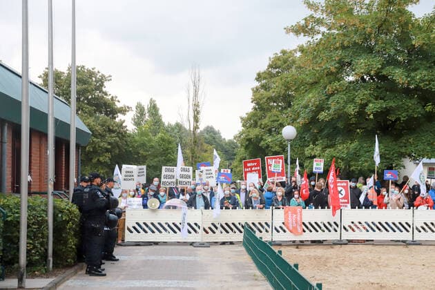 Bilder des Jahres 2021, News 08 August News Themen der Woche KW33 News Bilder des Tages Über 150 Bürger demonstrieren gegen eine wiederholten Versammlung der AFD in dem Bürgerhaus Henstedt-Ulzburg Schleswig-Holstein Deutschland *** Over 150 citizens demonstrate against a repeated meeting of the AFD in the community center Henstedt Ulzburg Schleswig Holstein Germany Copyright: xLobeca RalfxHomburgx
