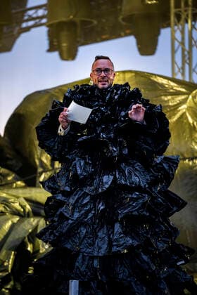 Bilder des Jahres 2021, Entertainment 08 August Entertainment Themen der Woche KW33 Entertainment Bilder des Tages Vaert Jacob Fauerby paa scenen ved Eurogames aabningsceremoni i Faelledparken i Koebenhavn, onsdag den 18. august 2021.. , Copenhagen Denmark *** Host Jacob Fauerby on stage at Eurogames opening ceremony in Faelledparken in Copenhagen, Wednesday 18 August 2021, Copenhagen Denmark  Copyright: MartinxSylvestx cop104 spdk20210818-222126-L