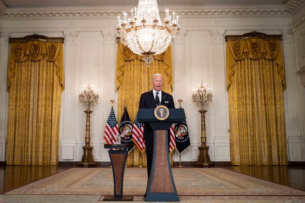 August 18, 2021, Washington, District of Columbia, USA: United States President Joe Biden delivers remarks on the COVID-19 response and the vaccination program in the East Room of the White House in Washington, DC on Wednesday, August 18, 2021. Earlier today, the Biden Administration announced that beginning the week of September 20, US agencies are preparing to offer booster shots to all eligible Americans who received the Pfizer or Moderna vaccines Washington USA - ZUMAs152 20210818_zaa_s152_035 Copyright: xPetexMarovichx-xPoolxviaxCNPx
