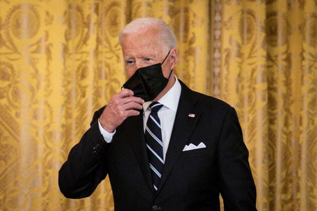 August 18, 2021, Washington, District of Columbia, USA: United States President Joe Biden removes his mask as he arrives to deliver remarks on the COVID-19 response and the vaccination program in the East Room of the White House in Washington, DC on Wednesday, August 18, 2021. Earlier today, the Biden Administration announced that beginning the week of September 20, US agencies are preparing to offer booster shots to all eligible Americans who received the Pfizer or Moderna vaccines Washington USA - ZUMAs152 20210818_zaa_s152_048 Copyright: xPetexMarovichx-xPoolxviaxCNPx