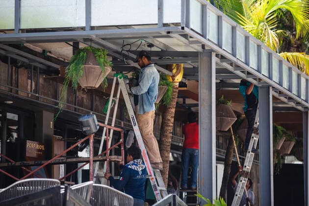 Caution Measures By Arrival Of Hurricane Grace In Playa Del Carmen PLAYA DEL CARMEN, MEXICO - AUGUST 18: Workers take preventive measures to avoid damage at the touristic places due to the arrival of Hurricane Grace in Playa del Carmen, in the Mexican Caribbean. Grace is forecast to hits in the early hours of tomorrow. On August 18, 2021 in Playa Del Carmen, Mexico. Copyright: xNataliaxPescadorx EYEPIXGROUP_NP_18082021_12537