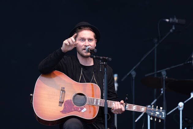 Live Auftritt von Musiker und Songwriter Johannes Oerding mit dem Programm Lagerfeuer Acoustics Tour im BonnLive Kulturgarten Bonn, 18.08.2021 BonnLive ist eine Kooperation zwischen der fünfdrei Eventagentur und Rheinevents Bonn Am Römerbad NRW Deutschland