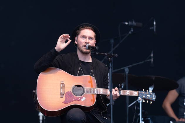 Live Auftritt von Musiker und Songwriter Johannes Oerding mit dem Programm Lagerfeuer Acoustics Tour im BonnLive Kulturgarten Bonn, 18.08.2021 BonnLive ist eine Kooperation zwischen der fünfdrei Eventagentur und Rheinevents Bonn Am Römerbad NRW Deutschland