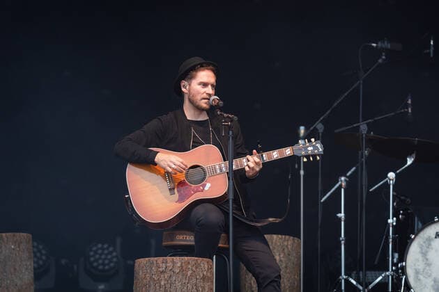 Live Auftritt von Musiker und Songwriter Johannes Oerding mit dem Programm Lagerfeuer Acoustics Tour im BonnLive Kulturgarten Bonn, 18.08.2021 BonnLive ist eine Kooperation zwischen der fünfdrei Eventagentur und Rheinevents Bonn Am Römerbad NRW Deutschland