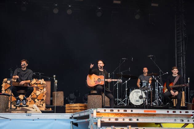 Live Auftritt von Musiker und Songwriter Johannes Oerding mit dem Programm Lagerfeuer Acoustics Tour im BonnLive Kulturgarten Bonn, 18.08.2021 BonnLive ist eine Kooperation zwischen der fünfdrei Eventagentur und Rheinevents Bonn Am Römerbad NRW Deutschland
