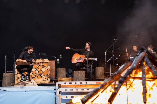 Live Auftritt von Musiker und Songwriter Johannes Oerding mit dem Programm Lagerfeuer Acoustics Tour im BonnLive Kulturgarten Bonn, 18.08.2021 BonnLive ist eine Kooperation zwischen der fünfdrei Eventagentur und Rheinevents Bonn Am Römerbad NRW Deutschland