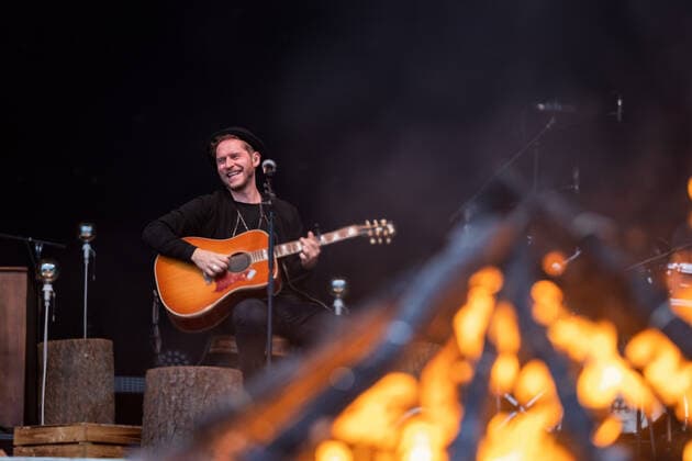 Entertainment Bilder des Tages Live Auftritt von Musiker und Songwriter Johannes Oerding mit dem Programm Lagerfeuer Acoustics Tour im BonnLive Kulturgarten Bonn, 18.08.2021 BonnLive ist eine Kooperation zwischen der fünfdrei Eventagentur und Rheinevents Bonn Am Römerbad NRW Deutschland