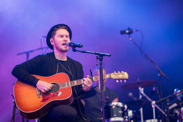 Live Auftritt von Musiker und Songwriter Johannes Oerding mit dem Programm Lagerfeuer Acoustics Tour im BonnLive Kulturgarten Bonn, 18.08.2021 BonnLive ist eine Kooperation zwischen der fünfdrei Eventagentur und Rheinevents Bonn Am Römerbad NRW Deutschland