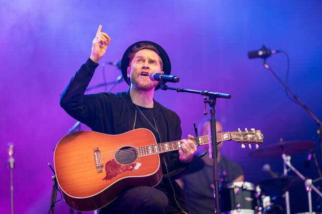 Live Auftritt von Musiker und Songwriter Johannes Oerding mit dem Programm Lagerfeuer Acoustics Tour im BonnLive Kulturgarten Bonn, 18.08.2021 BonnLive ist eine Kooperation zwischen der fünfdrei Eventagentur und Rheinevents Bonn Am Römerbad NRW Deutschland