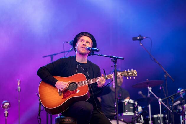 Live Auftritt von Musiker und Songwriter Johannes Oerding mit dem Programm Lagerfeuer Acoustics Tour im BonnLive Kulturgarten Bonn, 18.08.2021 BonnLive ist eine Kooperation zwischen der fünfdrei Eventagentur und Rheinevents Bonn Am Römerbad NRW Deutschland