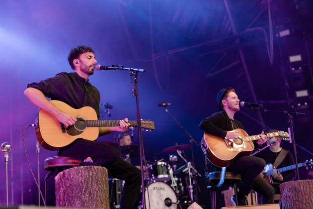 Moritz Stahl, Gitarrist und Johannes Oerding - Live Auftritt von Musiker und Songwriter Johannes Oerding mit dem Programm Lagerfeuer Acoustics Tour im BonnLive Kulturgarten Bonn, 18.08.2021 BonnLive ist eine Kooperation zwischen der fünfdrei Eventagentur und Rheinevents Bonn Am Römerbad NRW Deutschland