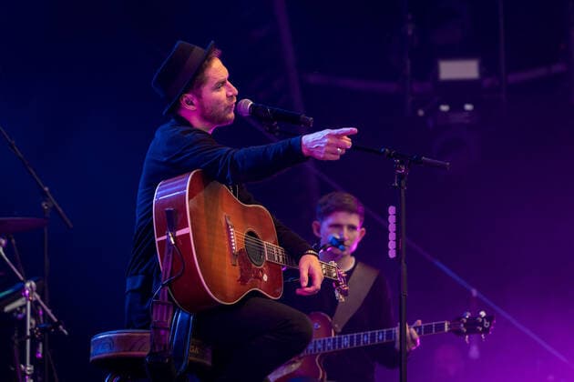 Live Auftritt von Musiker und Songwriter Johannes Oerding mit dem Programm Lagerfeuer Acoustics Tour im BonnLive Kulturgarten Bonn, 18.08.2021 BonnLive ist eine Kooperation zwischen der fünfdrei Eventagentur und Rheinevents Bonn Am Römerbad NRW Deutschland