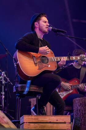 Live Auftritt von Musiker und Songwriter Johannes Oerding mit dem Programm Lagerfeuer Acoustics Tour im BonnLive Kulturgarten Bonn, 18.08.2021 BonnLive ist eine Kooperation zwischen der fünfdrei Eventagentur und Rheinevents Bonn Am Römerbad NRW Deutschland