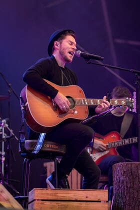 Live Auftritt von Musiker und Songwriter Johannes Oerding mit dem Programm Lagerfeuer Acoustics Tour im BonnLive Kulturgarten Bonn, 18.08.2021 BonnLive ist eine Kooperation zwischen der fünfdrei Eventagentur und Rheinevents Bonn Am Römerbad NRW Deutschland