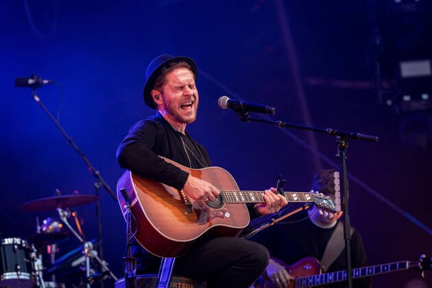 Live Auftritt von Musiker und Songwriter Johannes Oerding mit dem Programm Lagerfeuer Acoustics Tour im BonnLive Kulturgarten Bonn, 18.08.2021 BonnLive ist eine Kooperation zwischen der fünfdrei Eventagentur und Rheinevents Bonn Am Römerbad NRW Deutschland