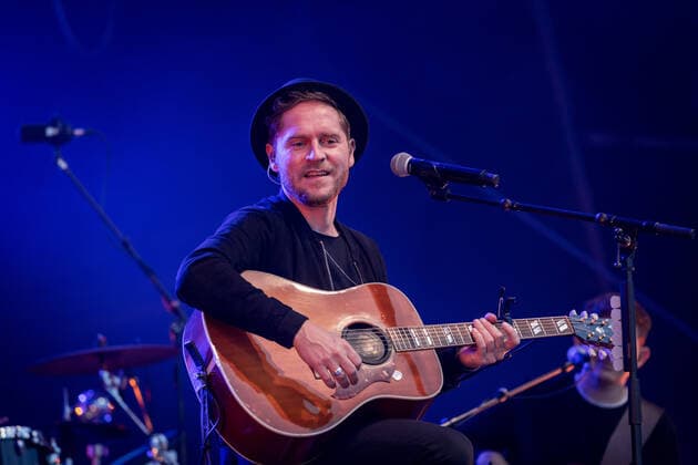 Live Auftritt von Musiker und Songwriter Johannes Oerding mit dem Programm Lagerfeuer Acoustics Tour im BonnLive Kulturgarten Bonn, 18.08.2021 BonnLive ist eine Kooperation zwischen der fünfdrei Eventagentur und Rheinevents Bonn Am Römerbad NRW Deutschland