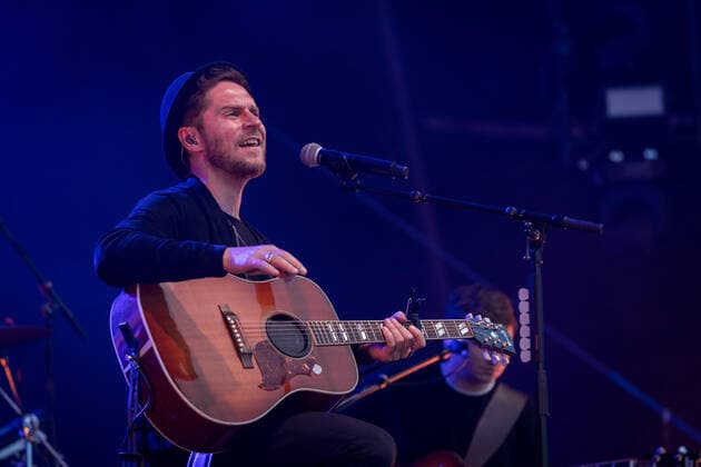 Live Auftritt von Musiker und Songwriter Johannes Oerding mit dem Programm Lagerfeuer Acoustics Tour im BonnLive Kulturgarten Bonn, 18.08.2021 BonnLive ist eine Kooperation zwischen der fünfdrei Eventagentur und Rheinevents Bonn Am Römerbad NRW Deutschland