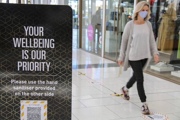 News Bilder des Tages August 19, 2021, Christchurch, New Zealand: A sign reminding shoppers to use hand sanitizer at the Merivale Mall in Christchurch..New Zealand has so far confirmed 2,954 Coronavirus cases with 2,873 Recovered and 26 Deaths. Christchurch New Zealand - ZUMAs197 20210819_zaa_s197_008 Copyright: xAdamxBradleyx
