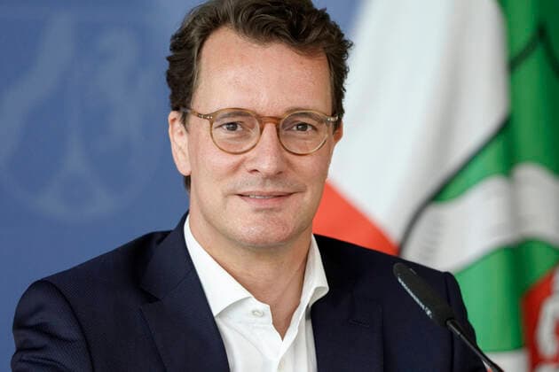 NRW Verkehrsministerium informiert ueber Haushalt 2022 Aktuell, 19.08.2021, Duesseldorf, Verkehrsminister von Nordrhein-Westfalen Hendrik Wuest im Portrait informiert bei einem Presse Briefing den Entwurf des Haushalts 2022 des Verkehrsressorts im Verkehrsministerium in Duesseldorf Duesseldorf Nordrhein-Westfalen Deutschland *** NRW Ministry of Transport informs about budget 2022 News, 19 08 2021, Duesseldorf, Minister of Transport of North Rhine-Westphalia Hendrik Wuest in portrait informs at a press briefing the draft budget 2022 of the transport department in the Ministry of Transport in Duesseldorf Duesseldorf North Rhine-Westphalia Germany