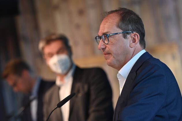 v.re:Alexander DOBRINDT (Vorsitzender der CSU Landesgruppe im Deutschen Bundestag), Markus SOEDER (Ministerpraesident Bayern und CSU Vorsitzender) , Markus BLUME (Generalsekretaer), Pressekonferenz im Anschluss an Videokonferenz des CSU Praesidiums zum Thema Afghanistan in der CSU Zentrale in Muenchen am 19.08.2021.